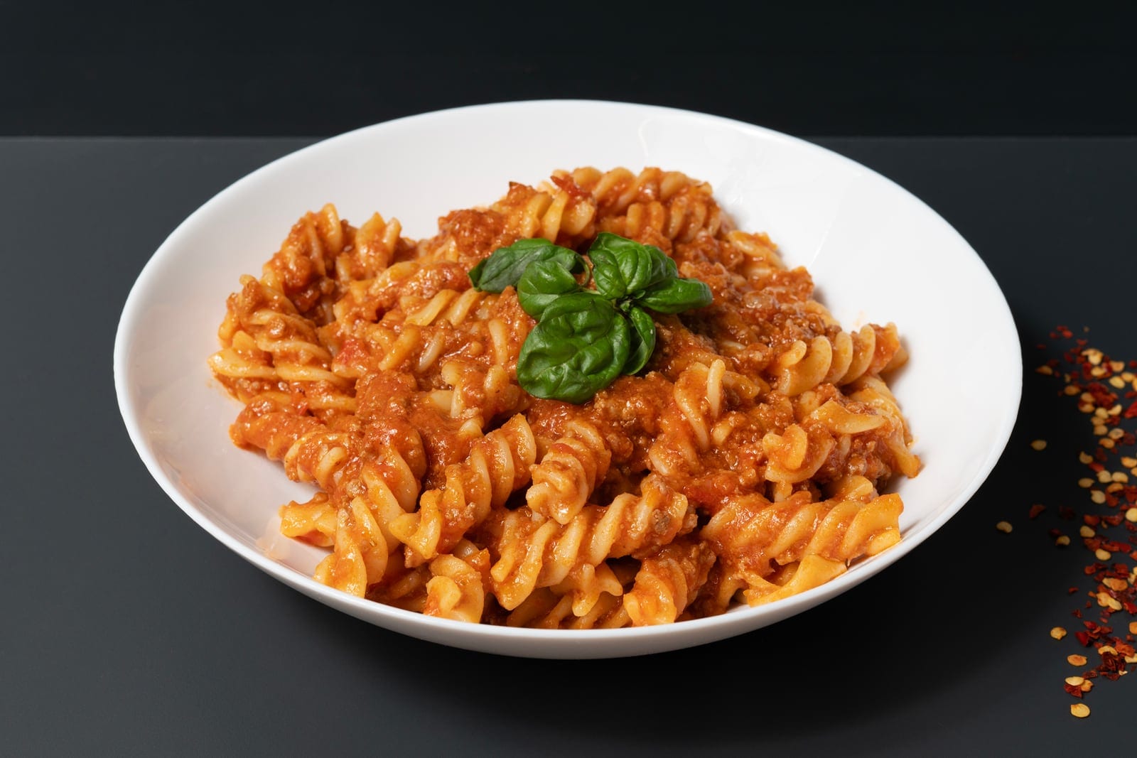 Paste bolognese cu busuioc proaspăt